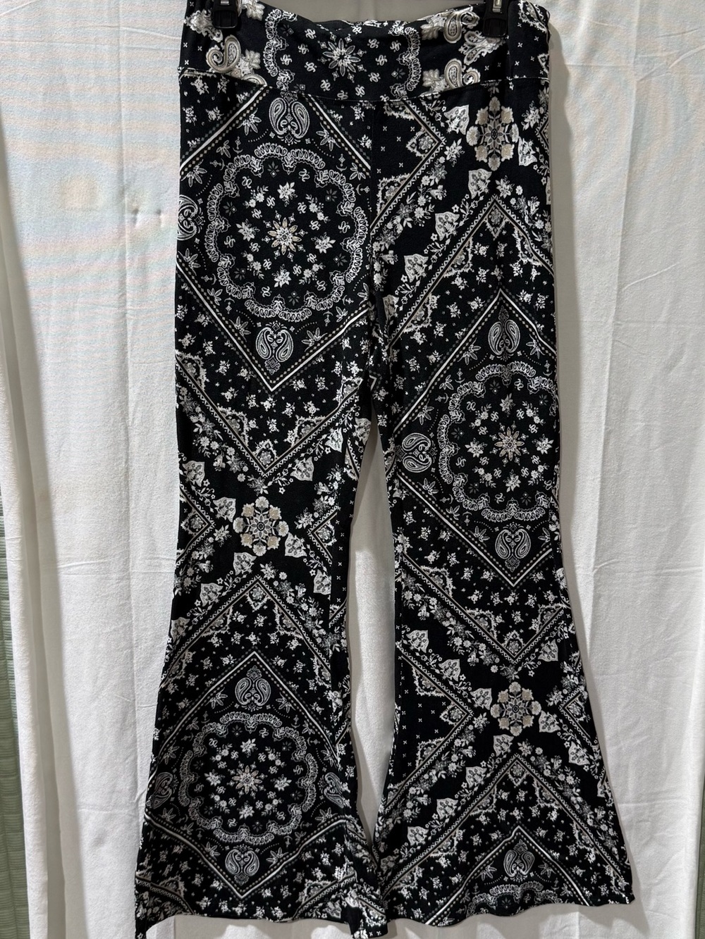 eye candy Black and White Bandana Print flair pants leggings